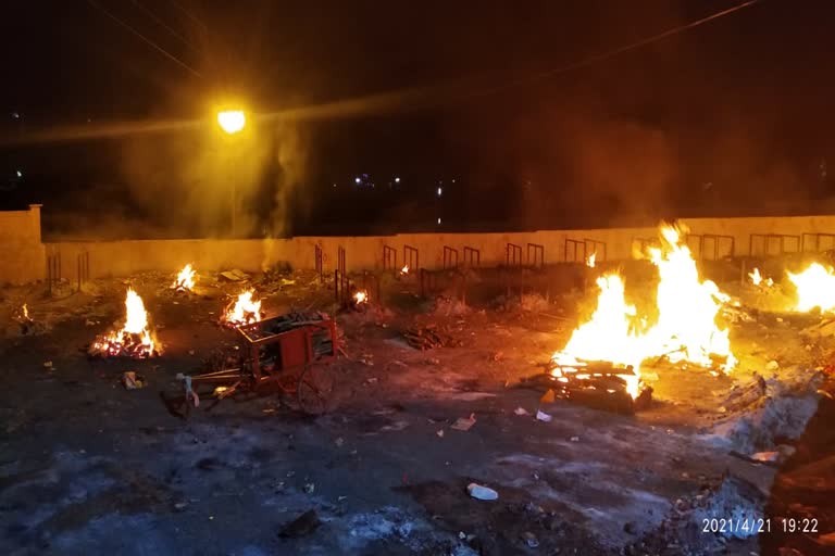 Burial of bodies for last rites at Bhadbhada Vishram Ghat