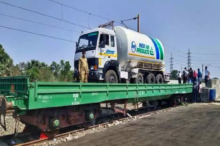 racks-arrived-from-army-base-will-leave-for-bokaro-with-oxygen-tanker-at-night