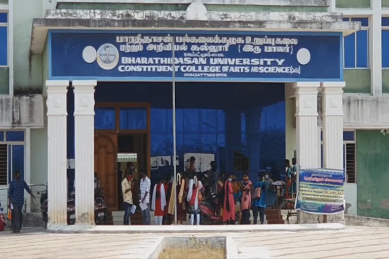 கரோனா நோயாளிகள் அனுமதிக்கப்பட்டுள்ள கல்லூரி: பட்டப்படிப்பு சான்றிதல் பெற குவிந்த மாணவர்கள்!