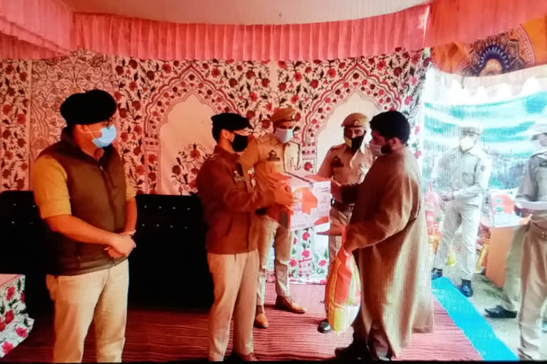 Budgam Police distributes water purifiers and Ramadan food kits