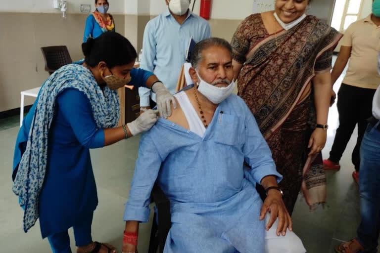 Mahendragarh: Former minister Rambilas Sharma did not apply mask while injecting