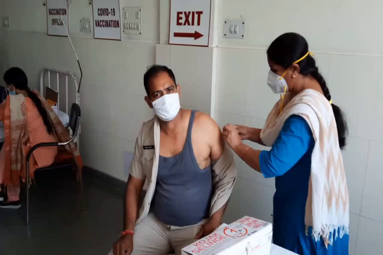 corona vaccine dose given to police employees at gohana Civil Hospital