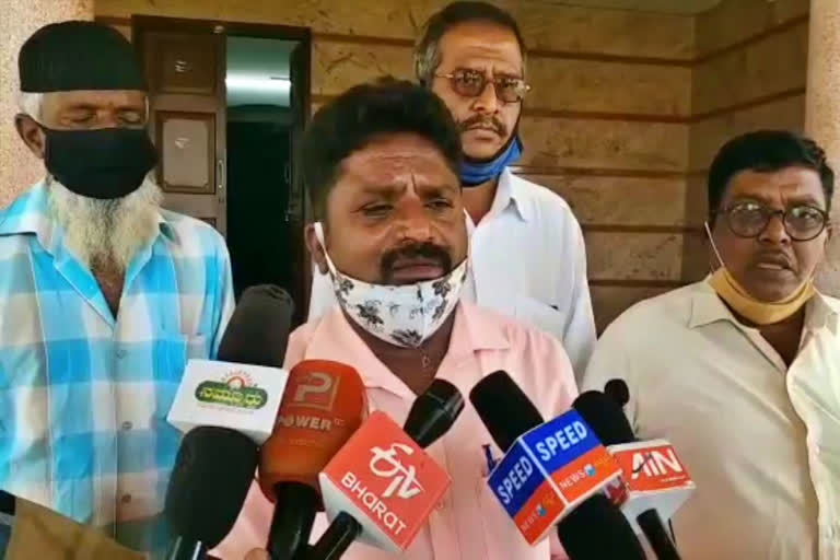 Press meet on BR Ambedkar banner damage issue, Press meet on BR Ambedkar banner damage issue in Bangalore, BR Ambedkar birth anniversary, BR Ambedkar birth anniversary news, ಬಿಆರ್​ ಅಂಬೇಡ್ಕರ್​ ಬ್ಯಾನರ್​ ಹರಿದ ವಿವಾದ, ಬಿಆರ್​ ಅಂಬೇಡ್ಕರ್​ ಬ್ಯಾನರ್​ ಹರಿದ ವಿವಾದದ ಬಗ್ಗೆ ಸುದ್ದಿಗೋಷ್ಟಿ, ಬೆಂಗಳೂರು ಸುದ್ದಿ, ಬಿಆರ್​ ಅಂಬೇಡ್ಕರ್​ ಜಯಂತಿ, ಬಿಆರ್​ ಅಂಬೇಡ್ಕರ್​ ಜಯಂತಿ ಸುದ್ದಿ,