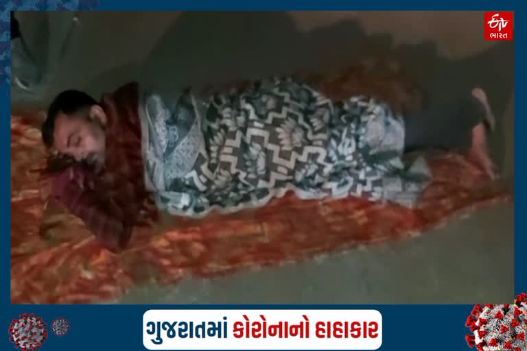 સિવિલ હોસ્પિટલમાં દર્દી જમીન પર સારવાર લેવા મજબૂર