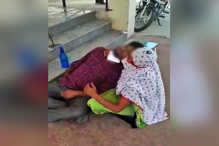 covid patient died on wife's lap due to lack of beds in Nashik hospital
