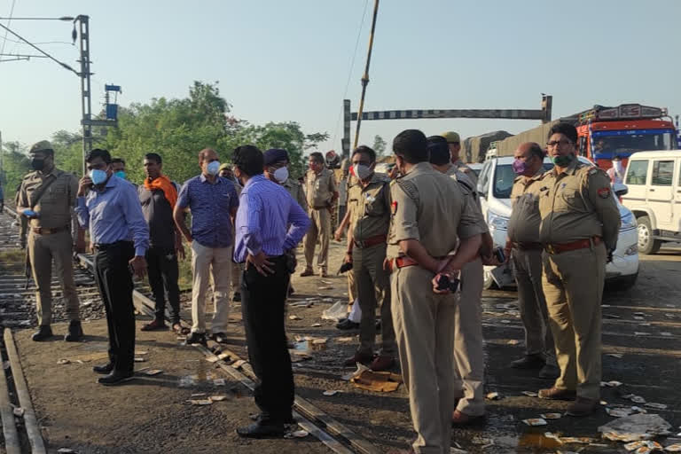five-killed-several-injured-as-train-rams-into-truck-in-uttar-pradesh