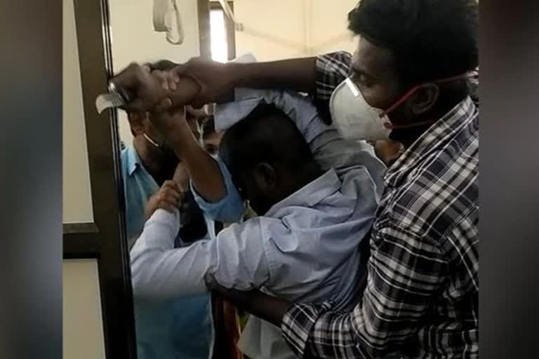 Man Attacks Doctor With Knife in Maharashtra, police identified the attacker by viral video