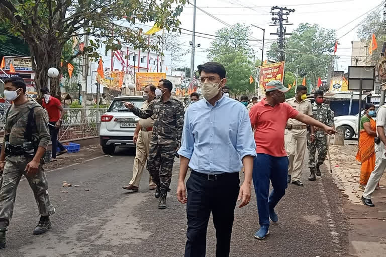 Deputy Commissioner on the road to  take stock of the lockdown in Chaibasa