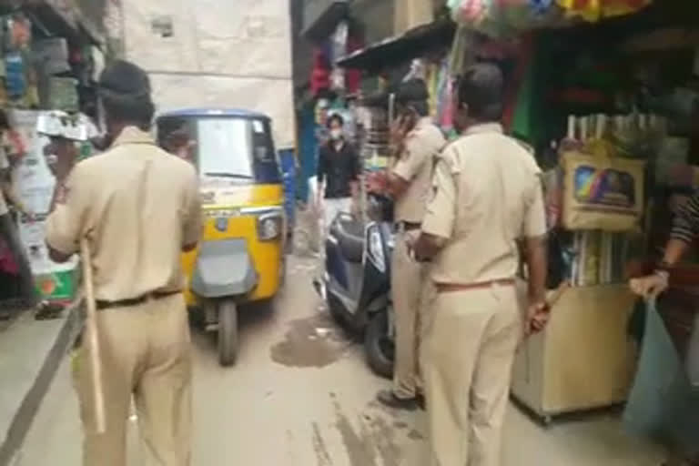 police forcefully closing shopes Bengaluru