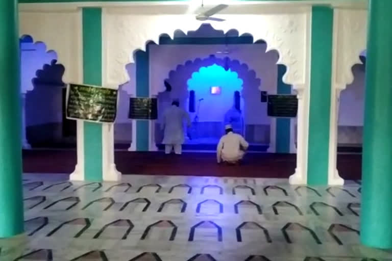 Only 5 people will offer namaz in the mosque