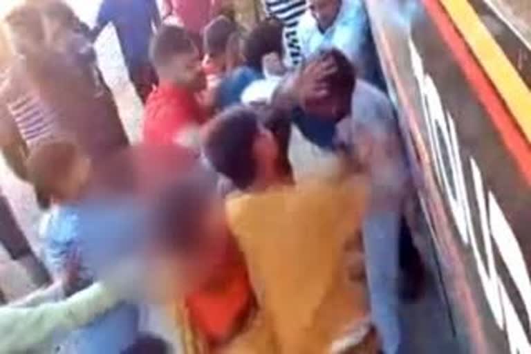 Bhind news, Workers beat up miscreants of Bhind
