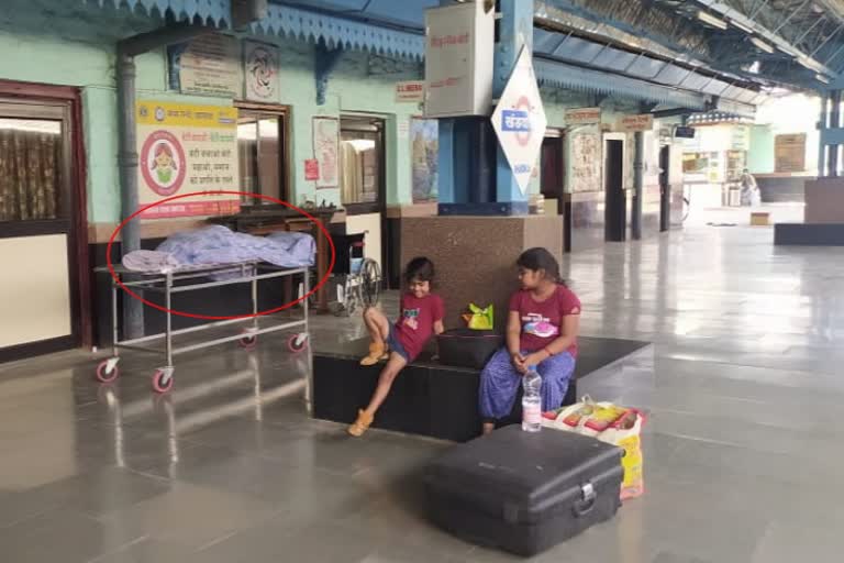 Women died in Karnataka Express train, children playing in front of mothers dead body unknown about their mother's death