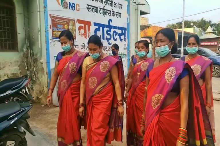 women-of-mahamaya-women-self-help-group-making-food-for-poor-in-lockdown-by-joining-bastariya-back-benchers-in-jagdalpur