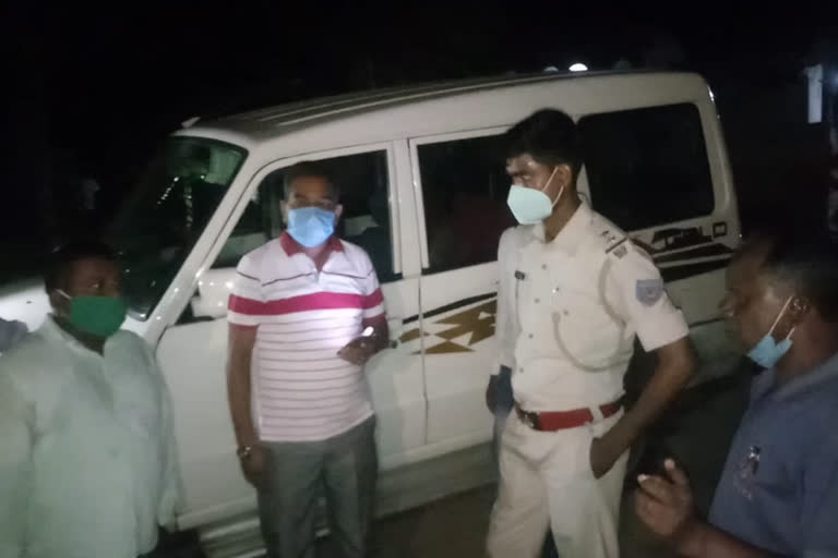 stone pelting on zonal officer car in jamshedpur