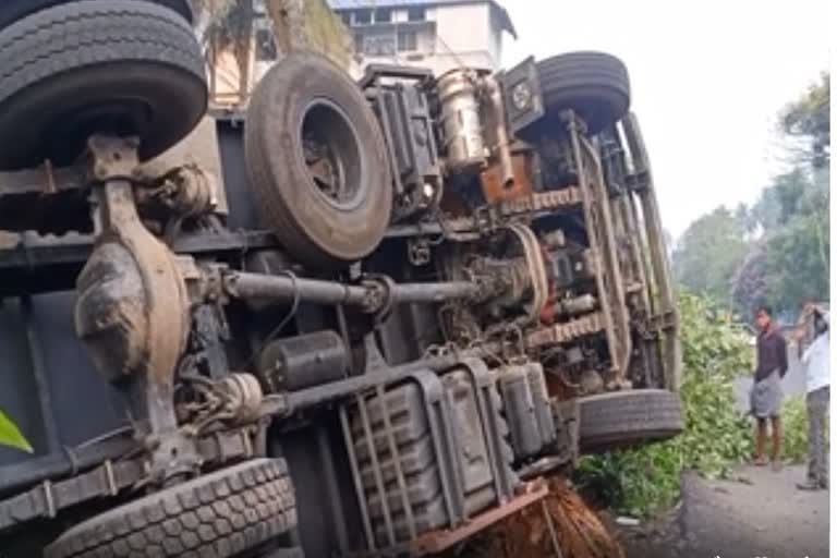 ലോറി പാതയോരത്തേക്ക് മറിഞ്ഞു  lorry overturned on the side of the road  lorry accident  eranakulam  എറണാകുളം