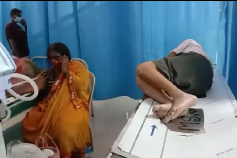 No bed available for patient, No bed available for patient in Vijayapura district hospital, Vijayapura district hospital, Vijayapura district hospital news, ಬೆಡ್ ಇಲ್ಲದೇ ರೋಗಿ ಪರದಾಟ, ವಿಜಯಪುರ ಜಿಲ್ಲಾಸ್ಪತ್ರೆಯಲ್ಲಿ‌ ಬೆಡ್ ಇಲ್ಲದೇ ರೋಗಿ ಪರದಾಟ, ವಿಜಯಪುರ ಜಿಲ್ಲಾಸ್ಪತ್ರೆ, ವಿಜಯಪುರ ಜಿಲ್ಲಾಸ್ಪತ್ರೆ ಸುದ್ದಿ,