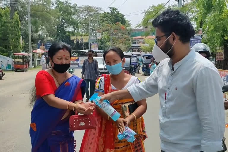 ৰঙিয়াত ইউক্লিড গ্ৰপ অৱ ইনষ্টিটিউচনচৰ বিনামূলীয়াকৈ মাস্ক আৰু ছেনিটাইজাৰ বিতৰণ