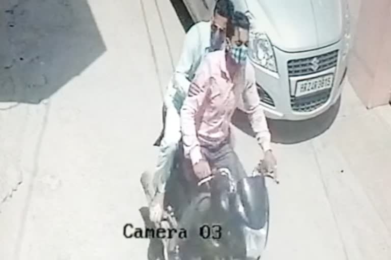 bike riders snatched women purse in sirsa dc colony