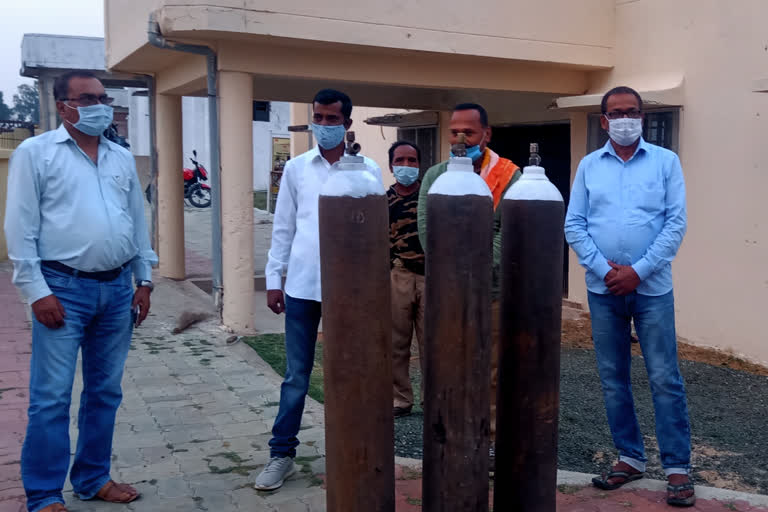 social workers gave oxygen cylinders and ac to health department in giridih