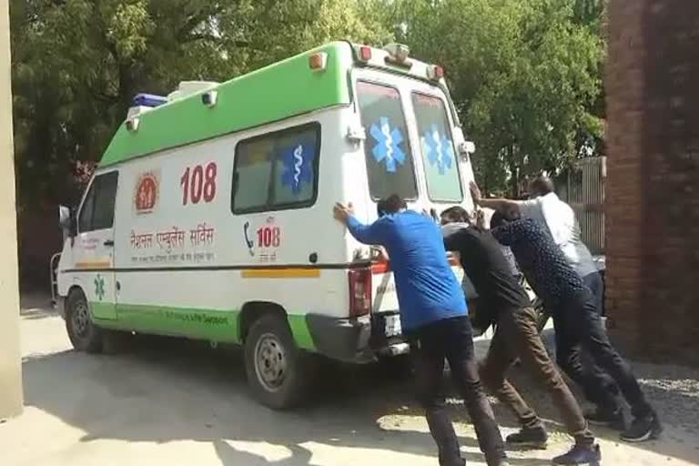 health-services-in-sonipat-are-poor-ambulance-is-pushed