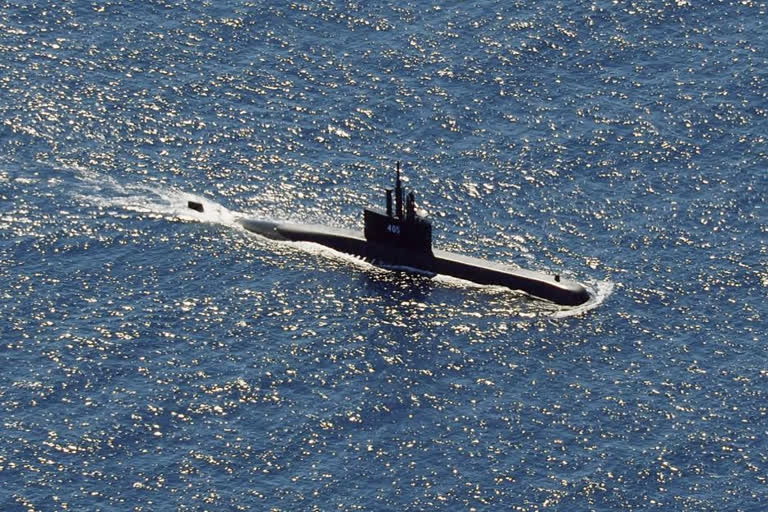 antic search for missing Indonesian submarine as air dwindles