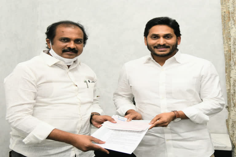 సీఎం సహాయనిధికి పలు సంస్థలు విరాళం