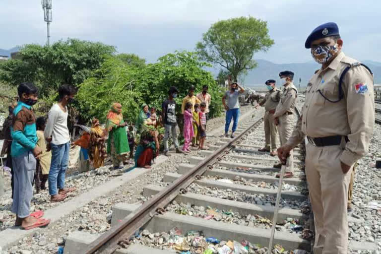 रानीखेत एक्सप्रेस पर पथराव