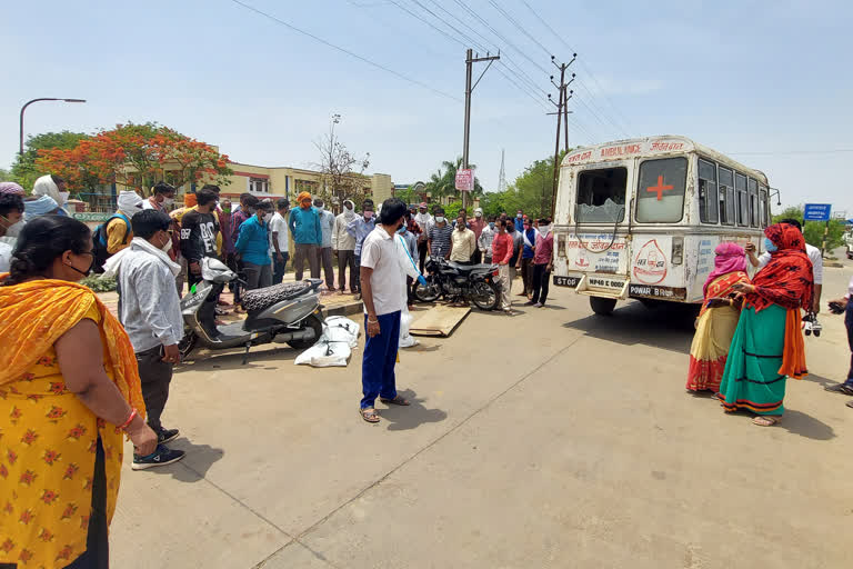 Vidisha_mp_news  Dead body falls from moving ambulance in Vidisha  രോഗിയുടെ മൃതദേഹം റോഡിലേക്ക് തെറിച്ച് വീണു വാർത്ത  അടൽ ബിഹാരി വാജ്‌പേയി സർക്കാർ മെഡിക്കൽ കോളജ്