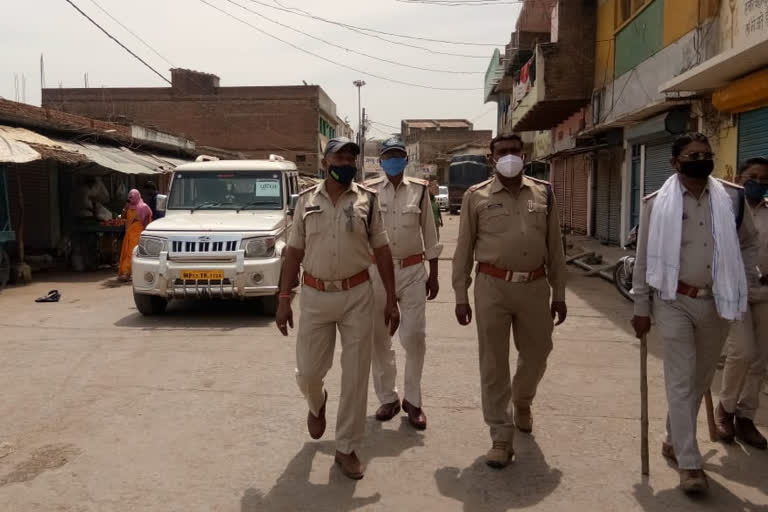 Big action during Corona curfew in Sidhi, 13 shops sealed