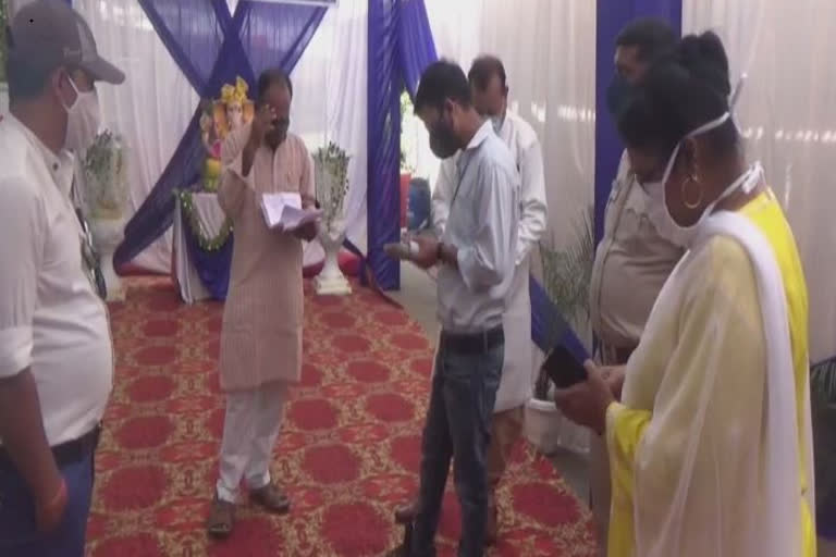 tehsildar fined the marriage organizers for breaking corona guidelines in vidisha