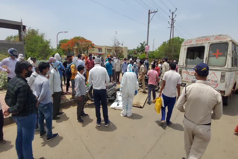 dead body fell on the road