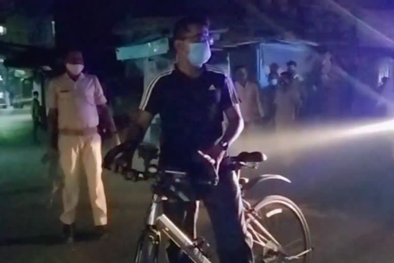 city sp inspected the market on bicycle in dhanbad