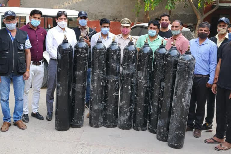 Gurugram: 4 people are arrested for black marketing of oxygen cylinders