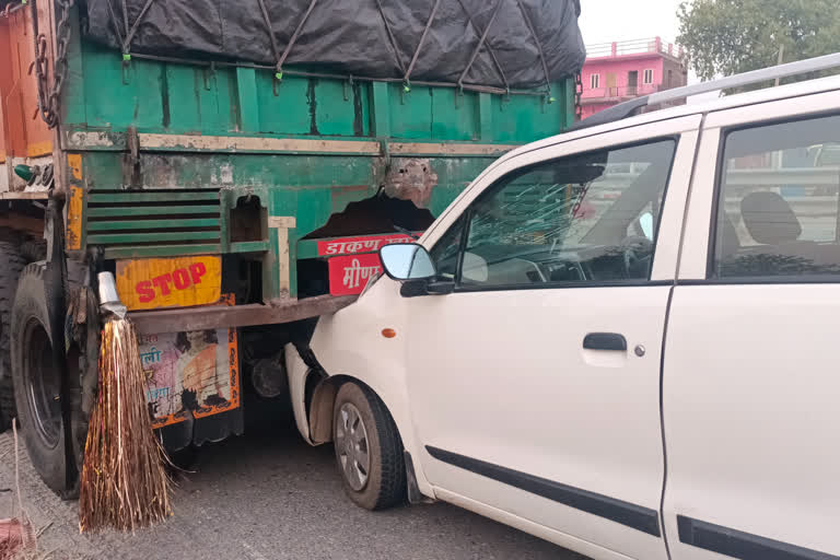 Maruti collided with a standing truck, खड़े ट्रक में मारुति ने मारी टक्कर