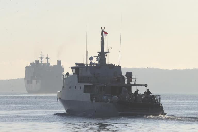 Indonesia navy  Indonesia navy finds items from lost submarine  indonesia lost submarine  indonesia missing submarine  navy indicates submarine sunk  KRI Nanggala 402  KRI Nanggala 402 submarine  KRI Nanggala 402 submarine missing  Indonesia navy finds items from lost submarine, indicating it sunk  ഇന്തോനേഷ്യന്‍ അന്തര്‍വാഹിനി തകര്‍ന്നതായി സ്ഥിരീകരണം  ഇന്തോനേഷ്യന്‍ അന്തര്‍വാഹിനി  മുങ്ങിക്കപ്പല്‍  53 നാവികര്‍  നന്‍ഗല 402