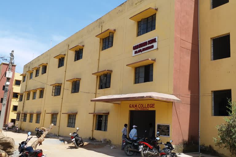 Three workers were issued show cause notice for lack of oxygen at MMCH in palamu