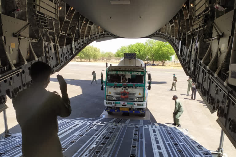 iaf-airlifts-two-empty-oxygen-tankers-from-jodhpur-to-jamnagar-for-refilling