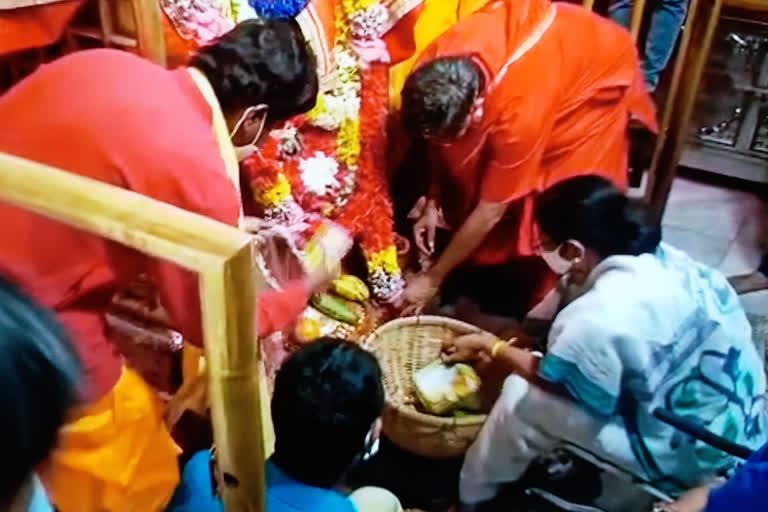 bengal election 2021 Chief Minister Mamata Banerjee prayers to tara maa at Tarapith during election campaign in Birbhum