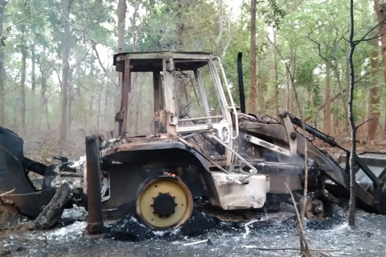 naxalites-set-fire-to-jcb-in-narayanpur