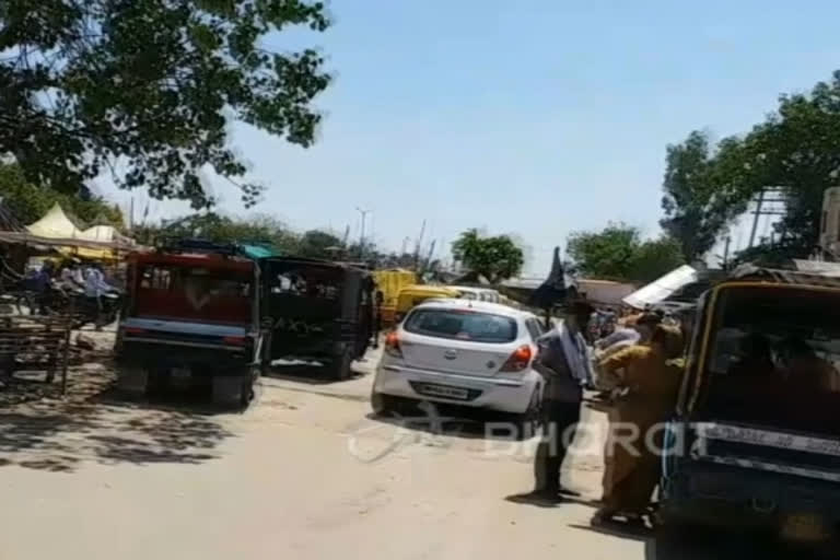 Farmers clear one side of road at Singhu border for emergency supplies