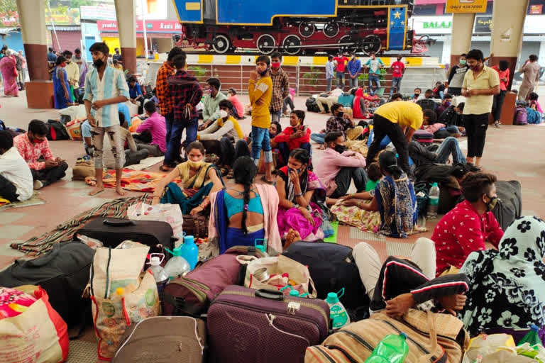 bihar people waiting for train in full curfew