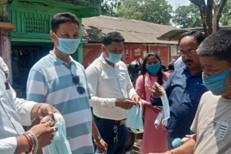 mask distribution at lahowal by bharatiya janata party youth morcha etv bharat news