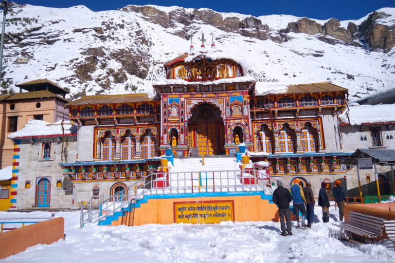 Photos of Badrinath Dham after Rain and snowfall