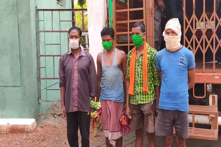 police-arrested-four-naxalites-in-narayanpur