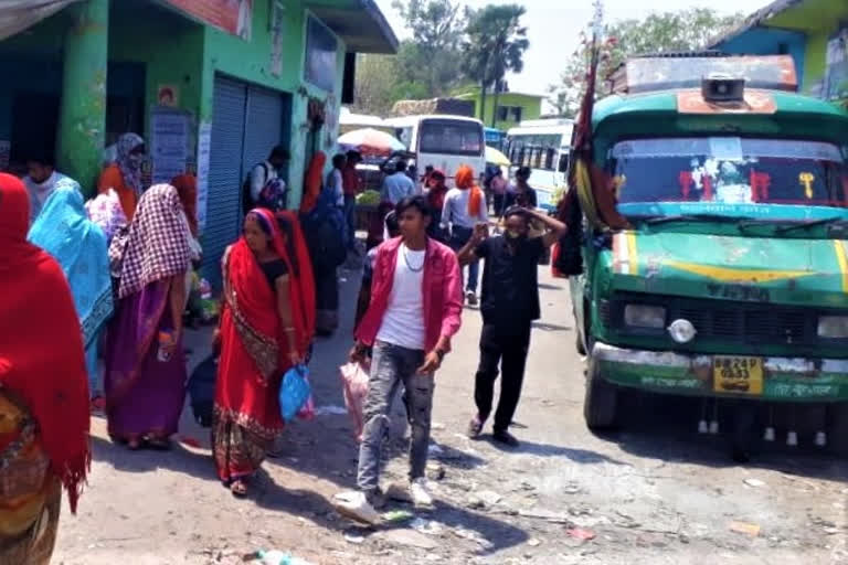 गाइडलाइन का अनदेखी करते यात्री