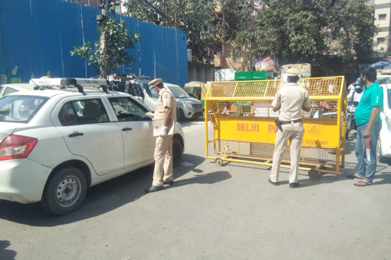 delhi police on duty during lockdown in patel nagar