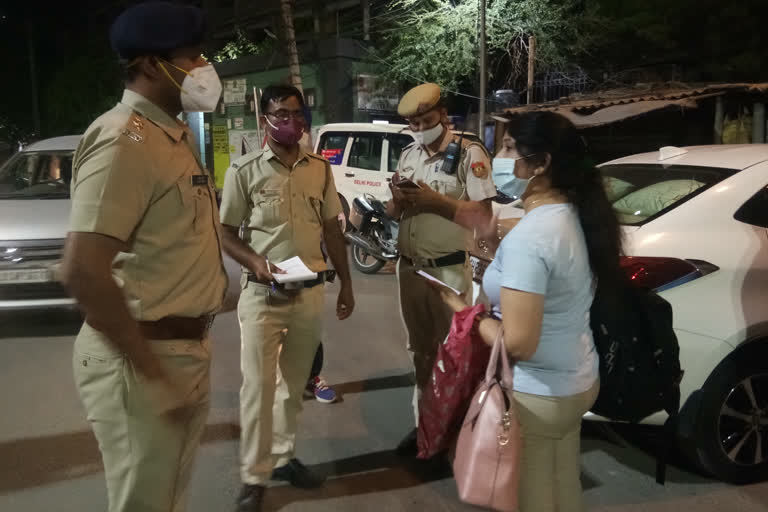 In Sagarpur, trainee ACP Rohit Gupta reached police picket to check covid rule