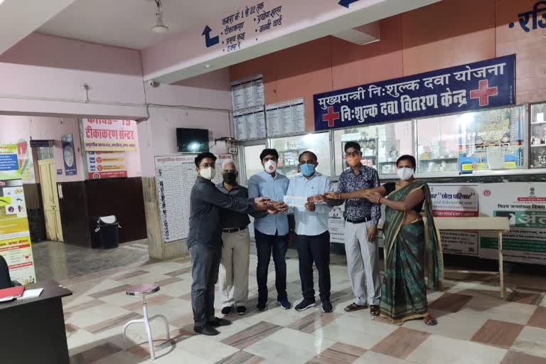 श्री सांवलिया जी मंदिर मंडल ने सौंपा चेक, Shri Sanwaliya Mandir Mandal handed over cheque