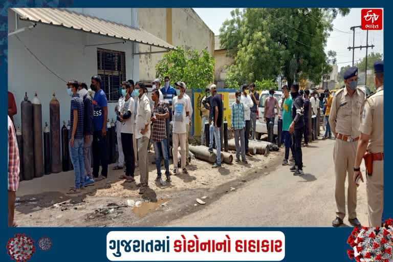 સુરેન્દ્રનગરમાં ઓક્સિજન સિલિન્ડર રિફીલીગ પ્લાન્ટ ખાતે દર્દીના પરિવારજનોની લાગી લાઈનો