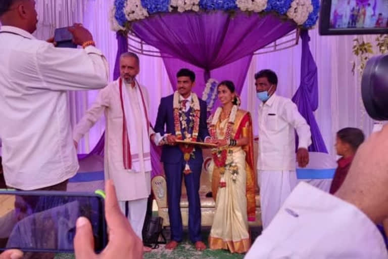 Speaker involved in marriage, Speaker involved in marriage without wearing mask, Speaker Vishweshwar Hegde Kageri, Speaker Vishweshwar Hegde Kageri news, ಮಾಸ್ಕ್ ಧರಿಸದೇ ಮದುವೆಯಲ್ಲಿ ಭಾಗಿಯಾದ ಸ್ಪೀಕರ್, ಕಾರವಾರದಲ್ಲಿ ಮಾಸ್ಕ್ ಧರಿಸದೇ ಮದುವೆಯಲ್ಲಿ ಭಾಗಿಯಾದ ಸ್ಪೀಕರ್, ಸ್ಪೀಕರ್ ವಿಶ್ವೇಶ್ವರ ಹೆಗಡೆ ಕಾಗೇರಿ, ಸ್ಪೀಕರ್ ವಿಶ್ವೇಶ್ವರ ಹೆಗಡೆ ಕಾಗೇರಿ ಸುದ್ದಿ,